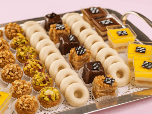 Assortiment de mini mignardises sucrées fait maison à 2,5 DT pièce – Deluxe Traiteur