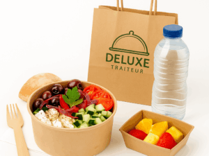 Lunchbox salade grecque à la féta, légumes frais, bourghol et pain maison