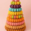 Présentation de macarons sur socle pour événements – Deluxe Traiteur