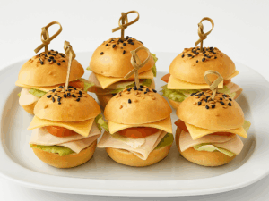 Mini burgers au jambon de dinde et fromage – Deluxe Traiteur Tunis