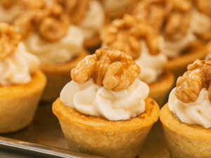 Mini Quiches Fromage & Noix – Bouchées Raffinées
