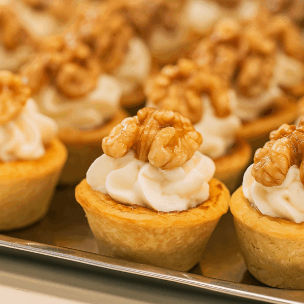Mini Quiches Fromage & Noix – Bouchées Raffinées