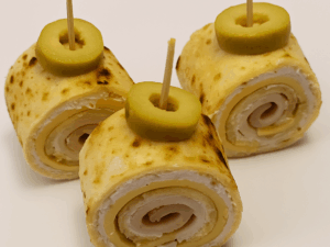 Rolls apéritifs de crêpes au jambon et fromage frais – Deluxe Traiteur Tunis