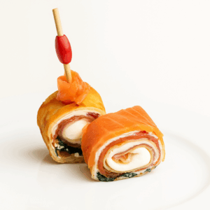 Bouchée roulée crêpe au saumon fumé et fromage – Deluxe Traiteur Tunis