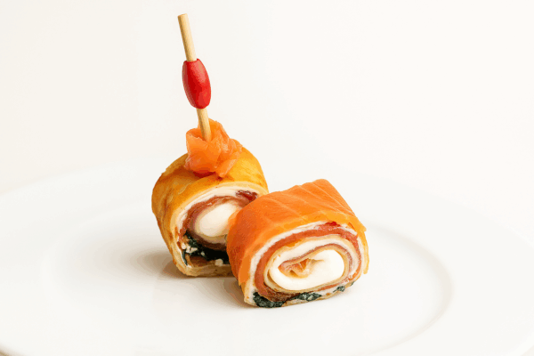 Bouchée roulée crêpe au saumon fumé et fromage – Deluxe Traiteur Tunis