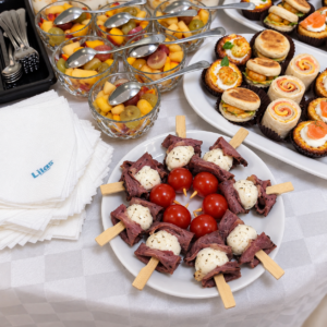 Brochettes, mini-burgers, toasts et verrines de fruits pour la pause café Premium Mixte à Tunis