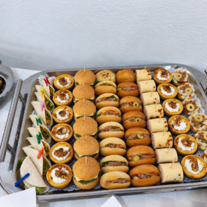 Plateau de mini-burgers, mini-sandwichs et quiches pour la pause café Gourmande Salée à Tunis